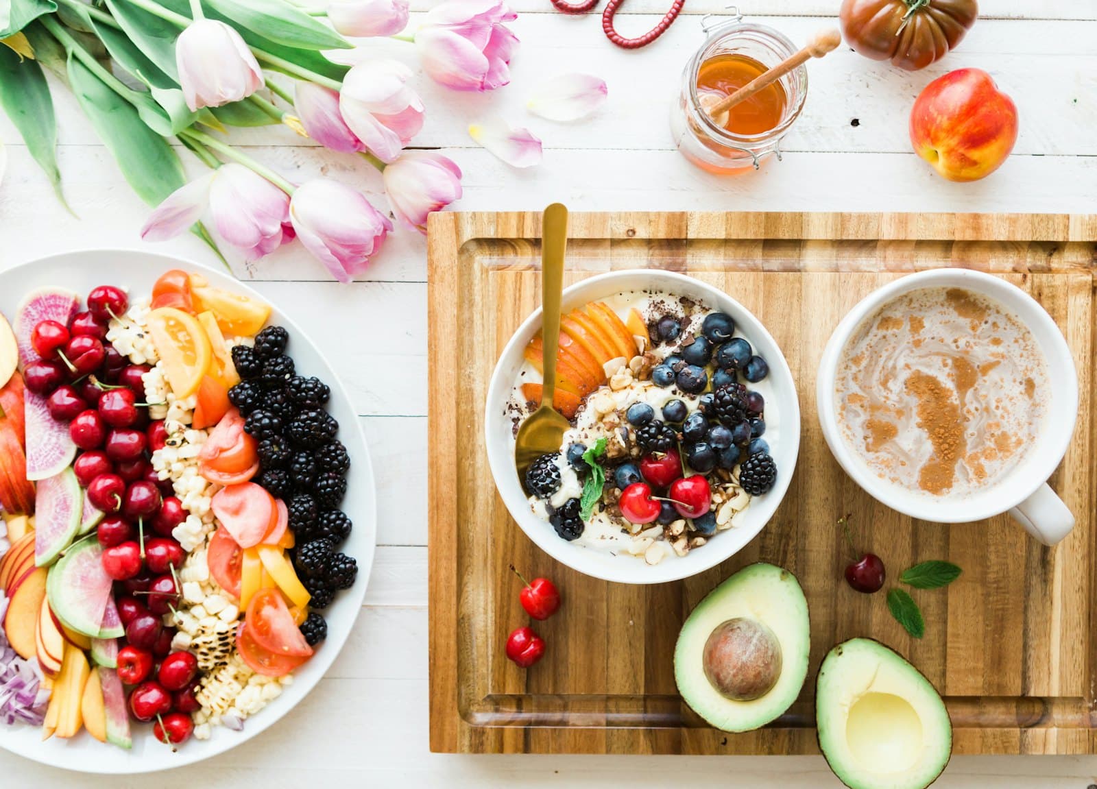 Ontbijttafel met fruit, havermout en koffie
